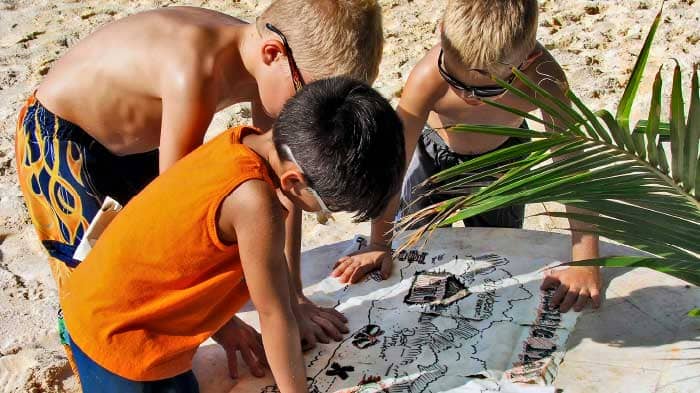 kids stand to read map before Scavenger Hunt exercise