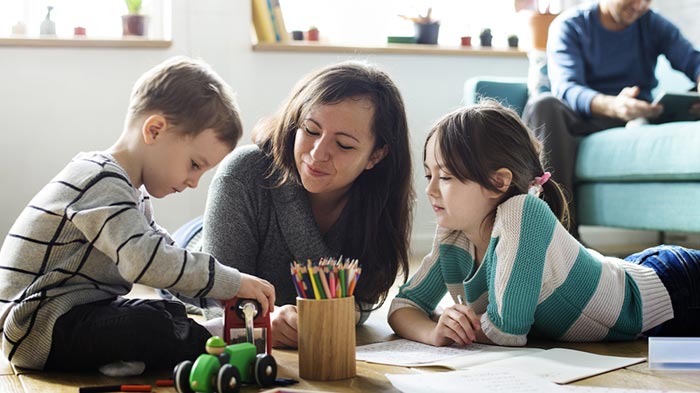 Les parents consacrent du temps à l'éducation de leur enfant