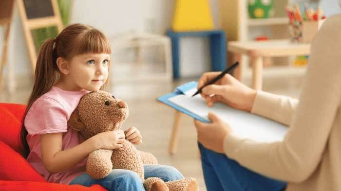 girl at child psychologist’s office